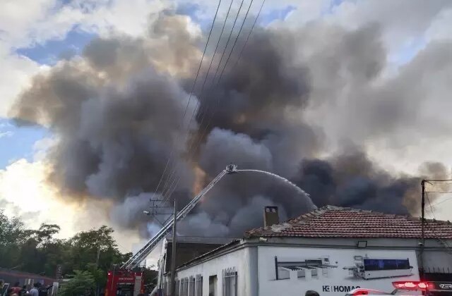 İzmir’de depo yangını! Ekiplerin müdahalesi sürüyor