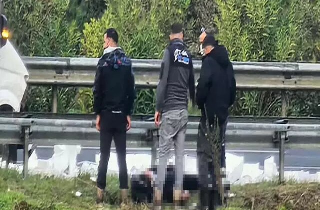 İzmir’de feci kaza: Lastiği patlayan minibüse çarpan otomobilde 1 ölü, 4 yaralı
