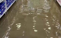 İzmir’de sağanak yağış hayatı olumsuz etkiledi
