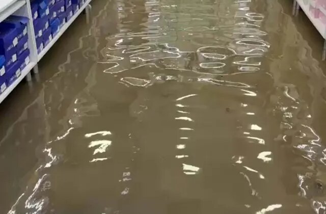 İzmir’de sağanak yağış hayatı olumsuz etkiledi