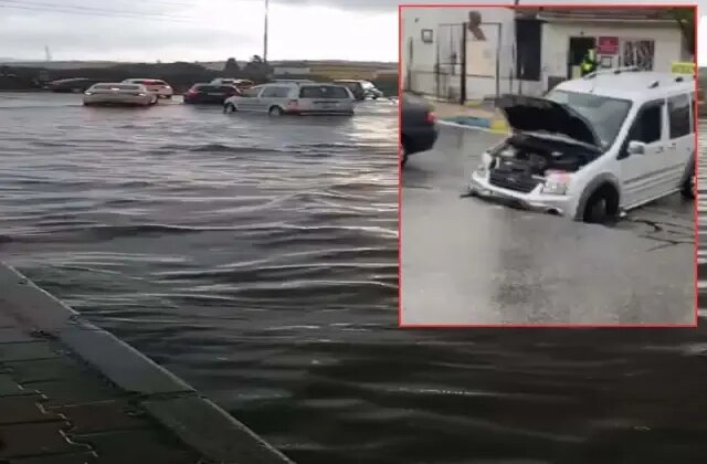 İzmir’i sağanak yağış vurdu! Yol çöktü, seyir halindeki araç göçüğe düştü