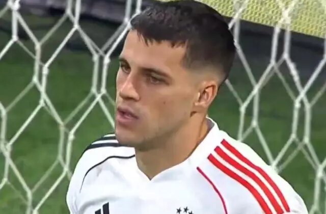 Jurasek’in büyük şanssızlığı: Topa ilk değdiği anda kendi kalesine gol attı