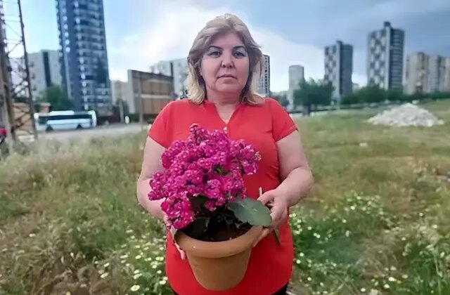 Kadınlar gününde kapısına gelen çiçek, servetine mal oldu 1 Kadınlar gününde kapısına gelen çiçek, servetine mal oldu