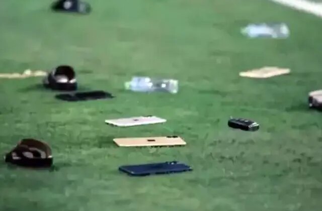 Katar’da olaylı maç! Sahaya atılanlar görülmemiş cinsten