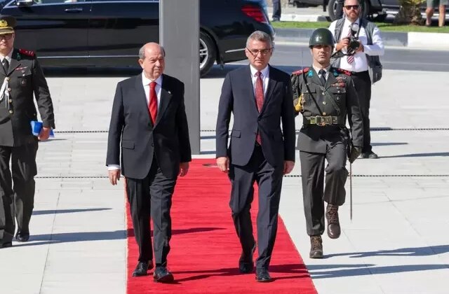 KKTC’de Erhürman görevine başladı! İlk mesajında Rumlara mesaj verdi