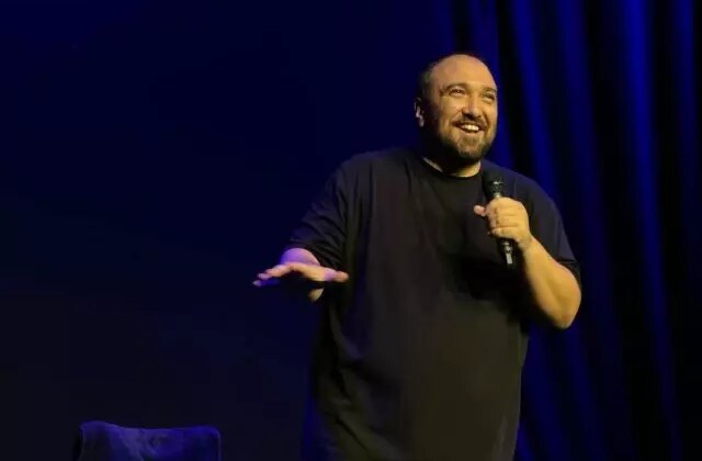 Komedyen Özgür Turhan’ın ETİ ile anlaşmasının feshedilmesine neden olan ırkçı tweet