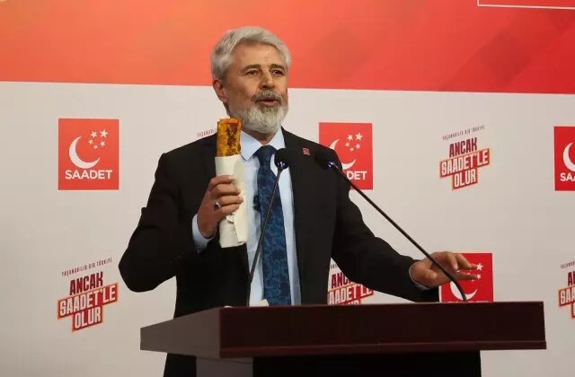 Kürsüye elinde tavuk dürümle çıkıp “Dürümflasyon” hesabı yaptı