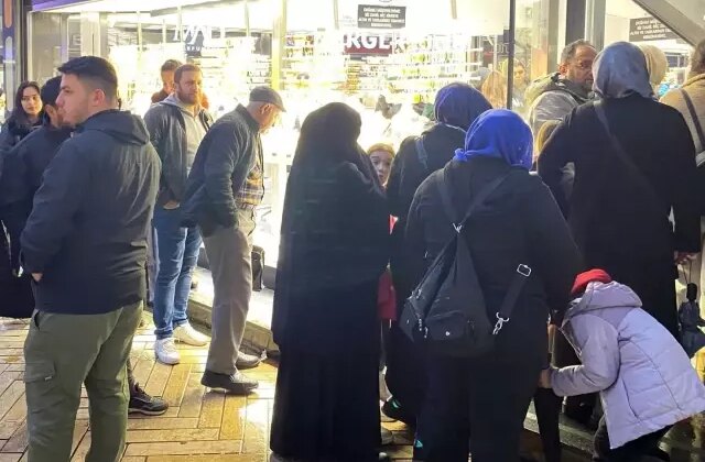 Kuyumcuların önünde altın kuyruğu
