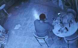 Marketin camını taşla kırdı, içeride yiyip içip keyif yaptı