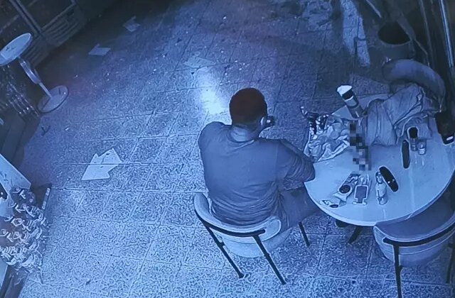 Marketin camını taşla kırdı, içeride yiyip içip keyif yaptı