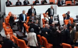 Meclis yine karıştı! Milletvekilleri birbirlerinin üzerine yürüdü