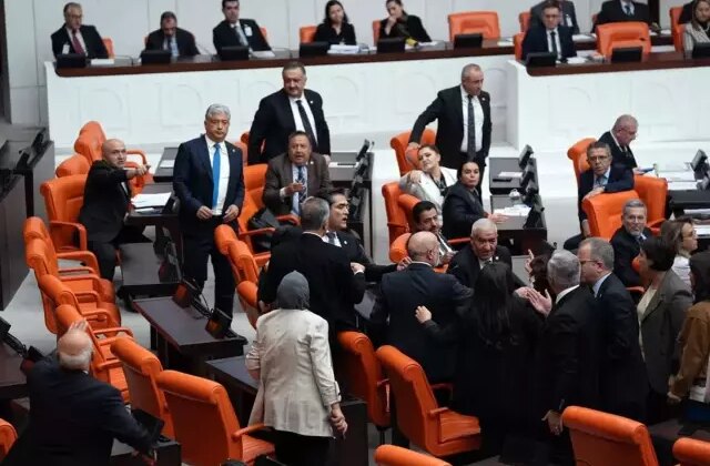 Meclis yine karıştı! Milletvekilleri birbirlerinin üzerine yürüdü