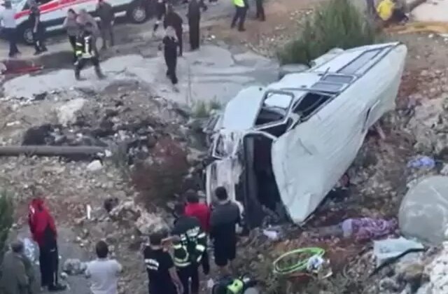 Mersin’de minibüs şarampole yuvarlandı: 5 ölü