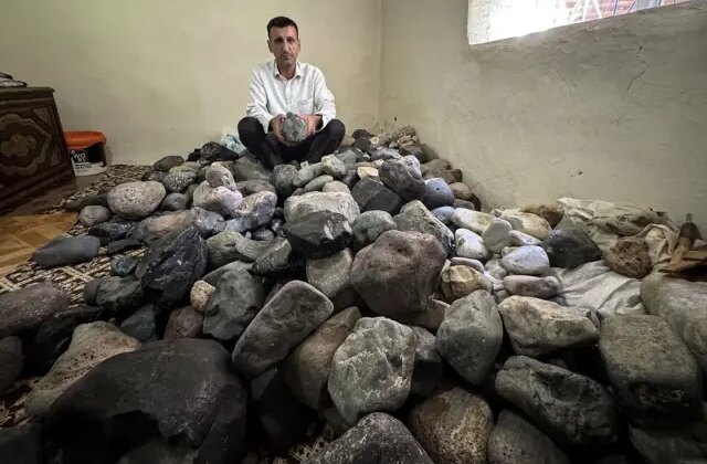 ‘Boş iş’ diyenlere inat yılmadı, yüzlerce taşı evinde biriktirdi! Bakın ne arıyor