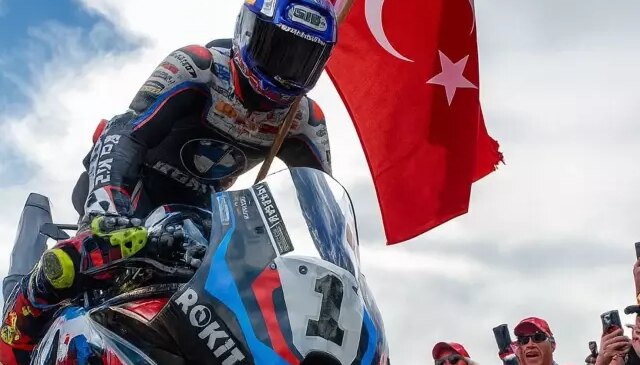 Milli motosikletçi Toprak Razgatlıoğlu, 3. kez dünya şampiyonu