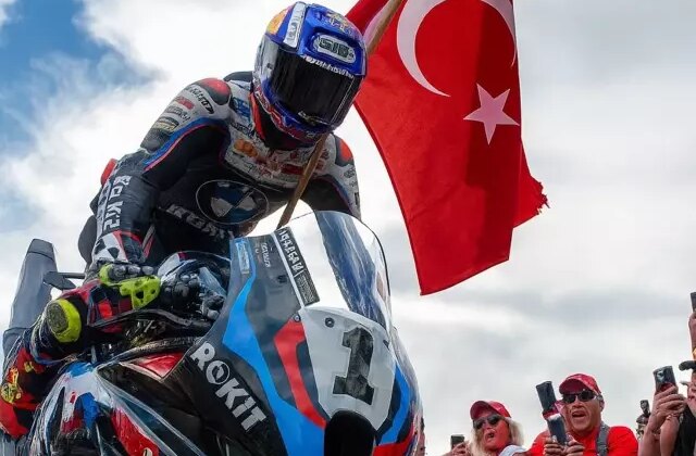 Milli motosikletçi Toprak Razgatlıoğlu, 3. kez dünya şampiyonu