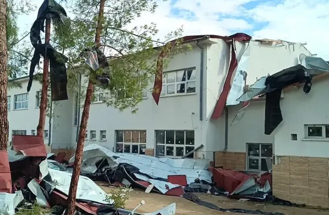 Öğrenciler dersteyken fırtına nedeniyle okulların çatısı uçtu! Eğitime 2 gün ara verildi