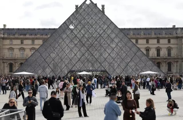 Olay iddia: Louvre Müzesi’ndeki değerli mücevherler Fransa Merkez Bankası’na taşındı