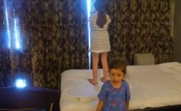 Otel odasının perdesini aralayınca gördükleri karşısında şok oldular