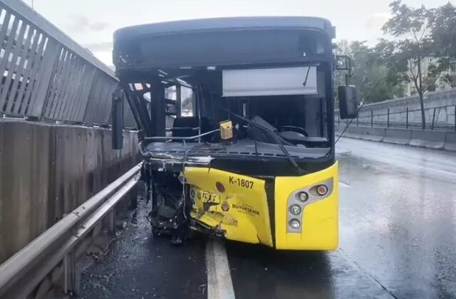 Otobüs bariyerlere çarptı, sürücü alkollü çıktı