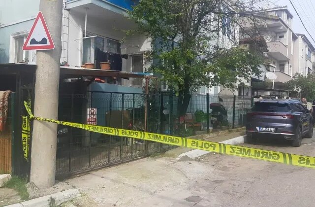 Oturma odasında eşini vahşice katletti