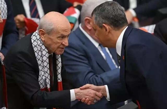 Özgür Özel’den Bahçeli’ye sert tepki: Yaşa hürmet ediyoruz ama dönüp dönüp haksızlıklar yapılıyor