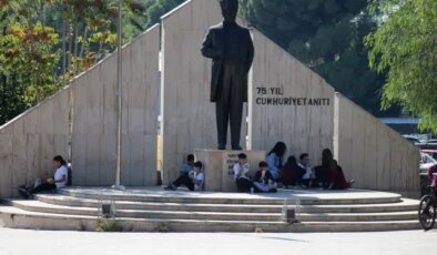 Yemekhaneye alınmayan öğrenciler öğle yemeğini sokakta yemek zorunda kalıyor