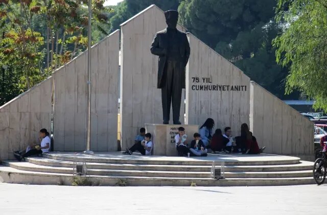 Yemekhaneye alınmayan öğrenciler öğle yemeğini sokakta yemek zorunda kalıyor