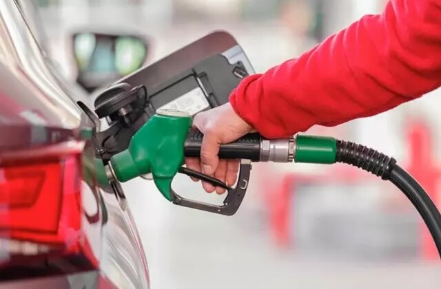 Petrol fiyatı düştü, akaryakıta indirim göründü