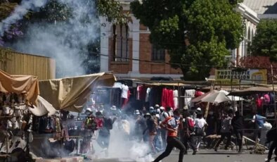 Protestolar Cumhurbaşkanı’nı yedi! Ülkeden apar topar kaçtı