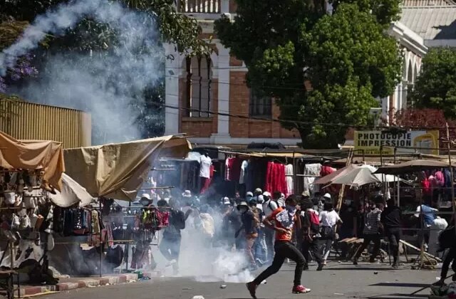 Protestolar Cumhurbaşkanı’nı yedi! Ülkeden apar topar kaçtı