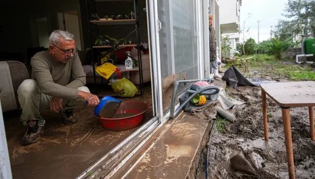 Sağanak sele döndü, vatandaşlar kabusu yaşadı: Her taraf çamur, balçık altında