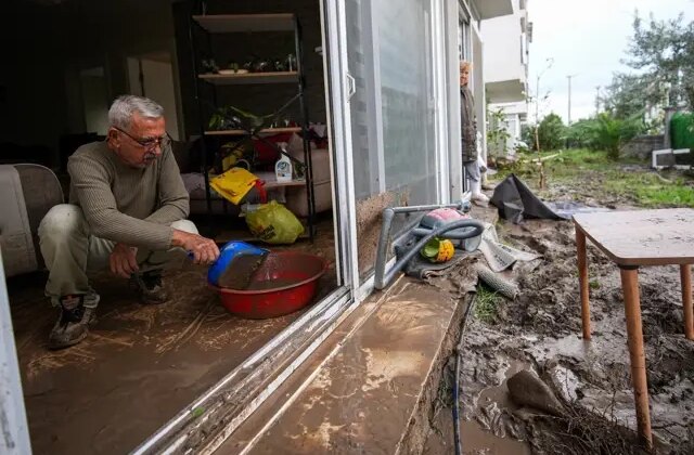 Sağanak sele döndü, vatandaşlar kabusu yaşadı: Her taraf çamur, balçık altında