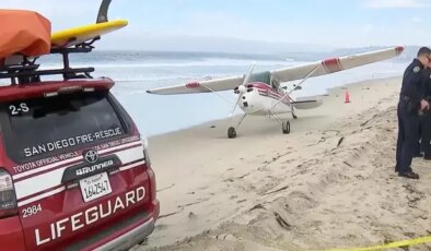 San Diego’da motoru duran uçak sahile acil iniş yaptı