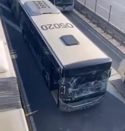 Sefaköy’de iki metrobüs kaza yaptı: 1 yaralı