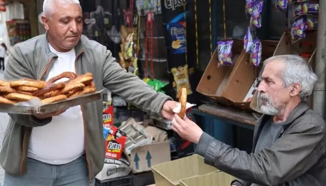 Simit tezgahından memur masasına