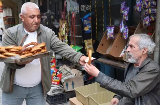 Simit tezgahından memur masasına 1 Simit tezgahından memur masasına