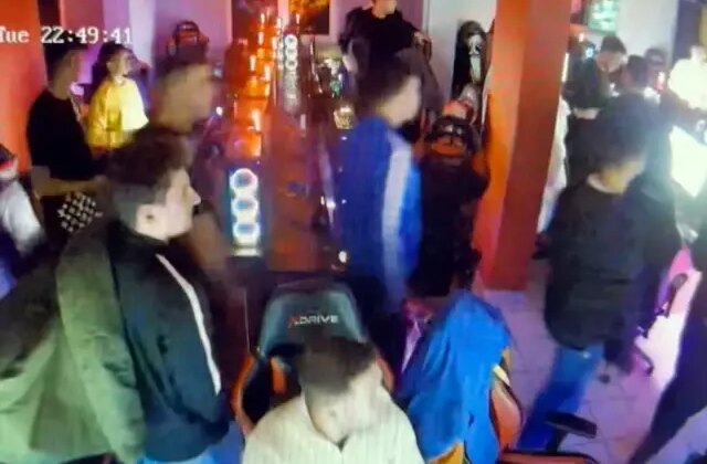 Sındırgı’daki deprem güvenlik kamerasına yansıdı