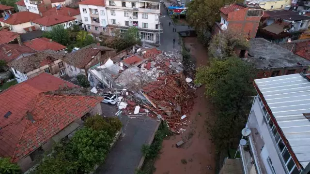 Sındırgı’daki yıkım gün ağarınca ortaya çıktı