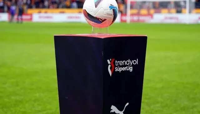 Süper Lig’de flaş ayrılık! Takımı geçen sene şampiyon yapan hocayla yollar ayrıldı