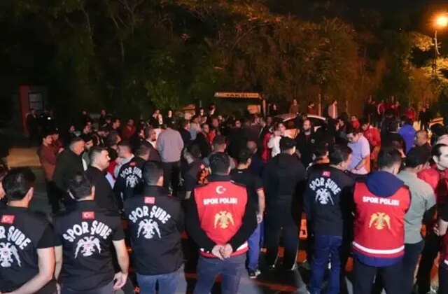 Süper Lig ekibi karıştı! Taraftarlar tesisi bastı