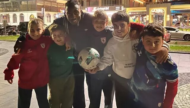 Süper Lig’in yeni yıldızı, çocuklarla kaldırımda futbol oynadı