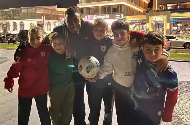 Süper Lig’in yeni yıldızı, çocuklarla kaldırımda futbol oynadı