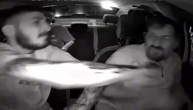 Taksi şoförüne defalarca vurup küfürler savurdu