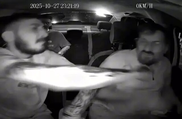 Taksi şoförüne defalarca vurup küfürler savurdu