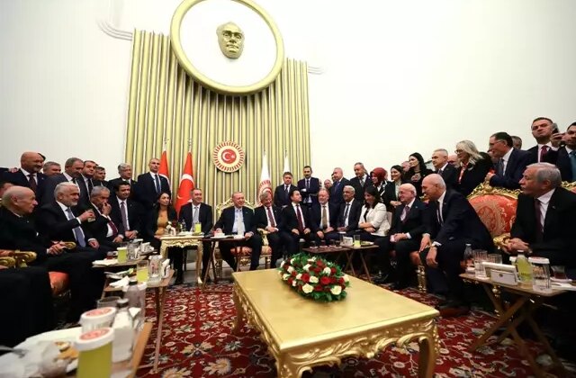 Tarihi fotoğraf! Cumhurbaşkanı Erdoğan, parti liderleriyle bir araya geldi
