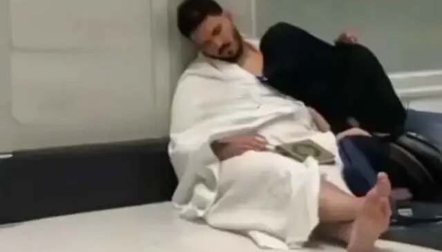 Tolgahan Sayışman Umre ziyaretinde yorgunluğa yenik düştü