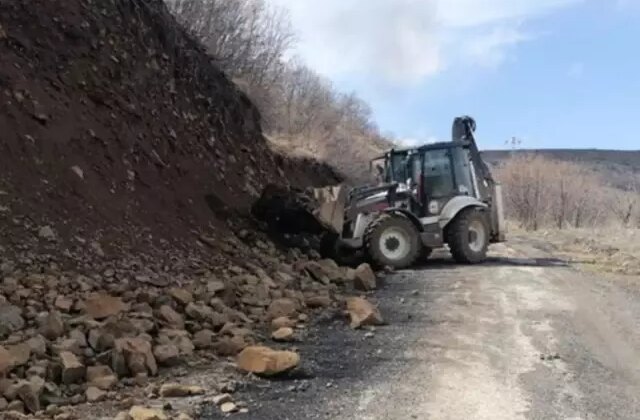 Toprak kayması faciayla sonuçlandı! Uçurumdan yuvarlanan kepçe operatörü hayatını kaybetti