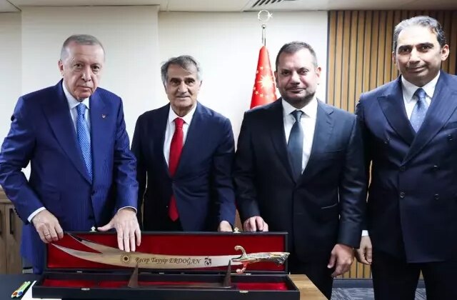 Trabzonspor’dan Cumhurbaşkanı Erdoğan’a Sürmene kılıcı hediyesi