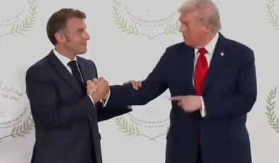 Trump ile Macron “bilek güreşi” sırasında ne konuştu? Kavgayı dudak okuma uzmanları çözdü